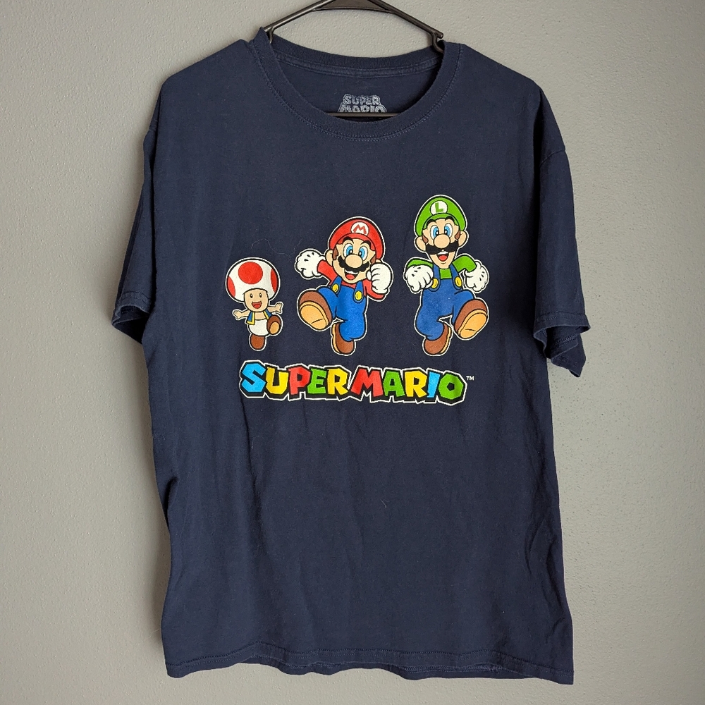 Super Mario Graphic T Men's Size Large 42/44. Navy T-shirt.